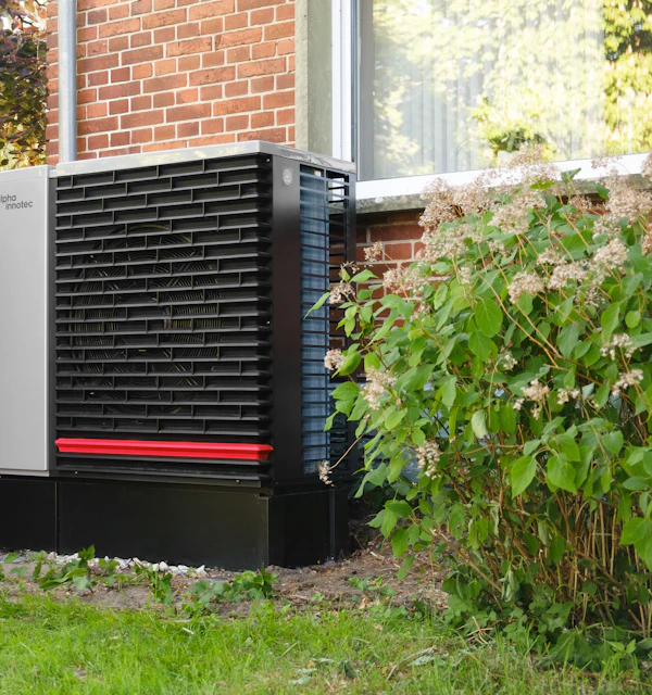 Außeneinheit einer Wärmepumpe am Haus