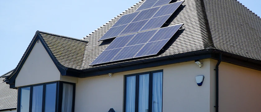 Einfamilienhaus mit Photovoltaikanlage auf dem Dach