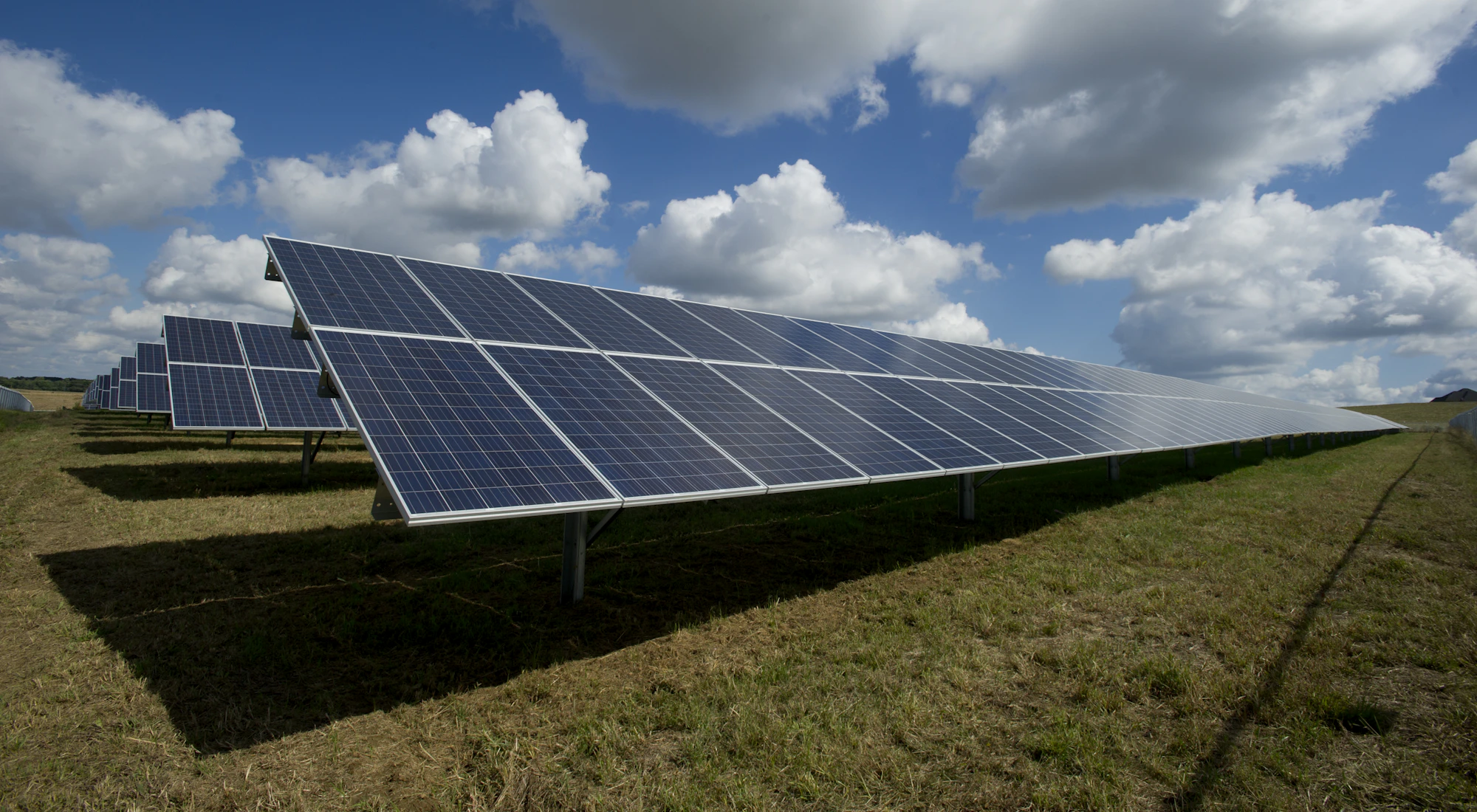 Solarmodule auf einem Hausdach unter blauem Himmel