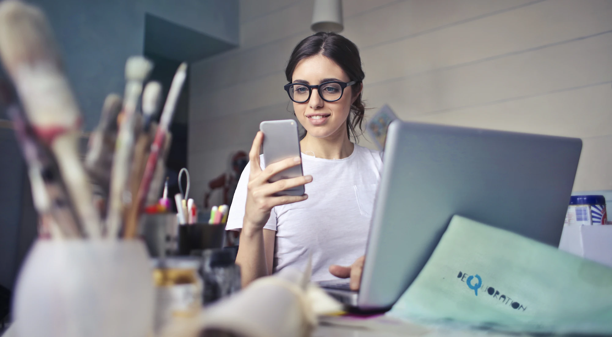 Frau im weißen Hemd nutzt ihr Smartphone