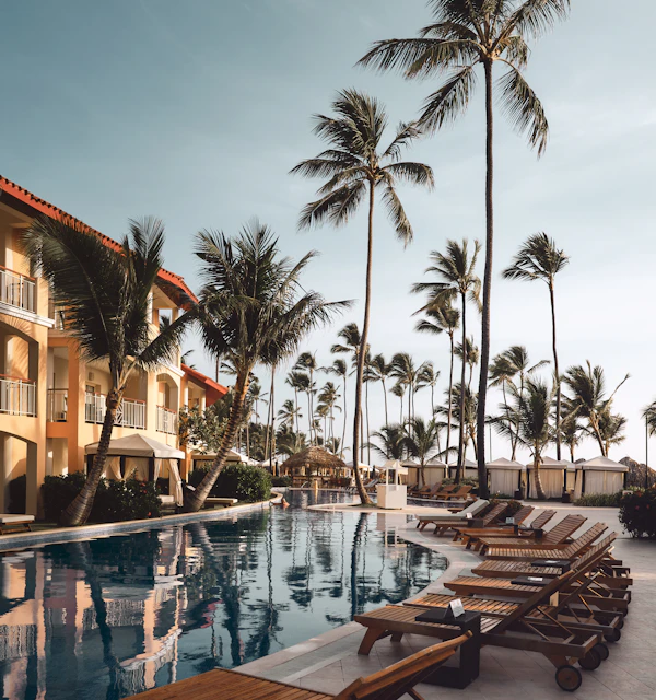 Liegen am Hotelpool unter Palmen