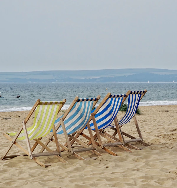 Liegestühle am Strand mit Meerblick