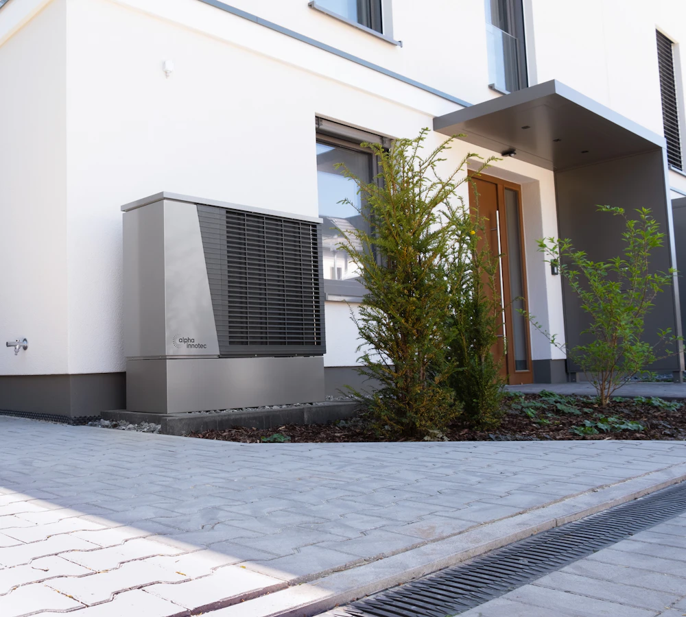 Modernes Haus mit Wärmepumpe